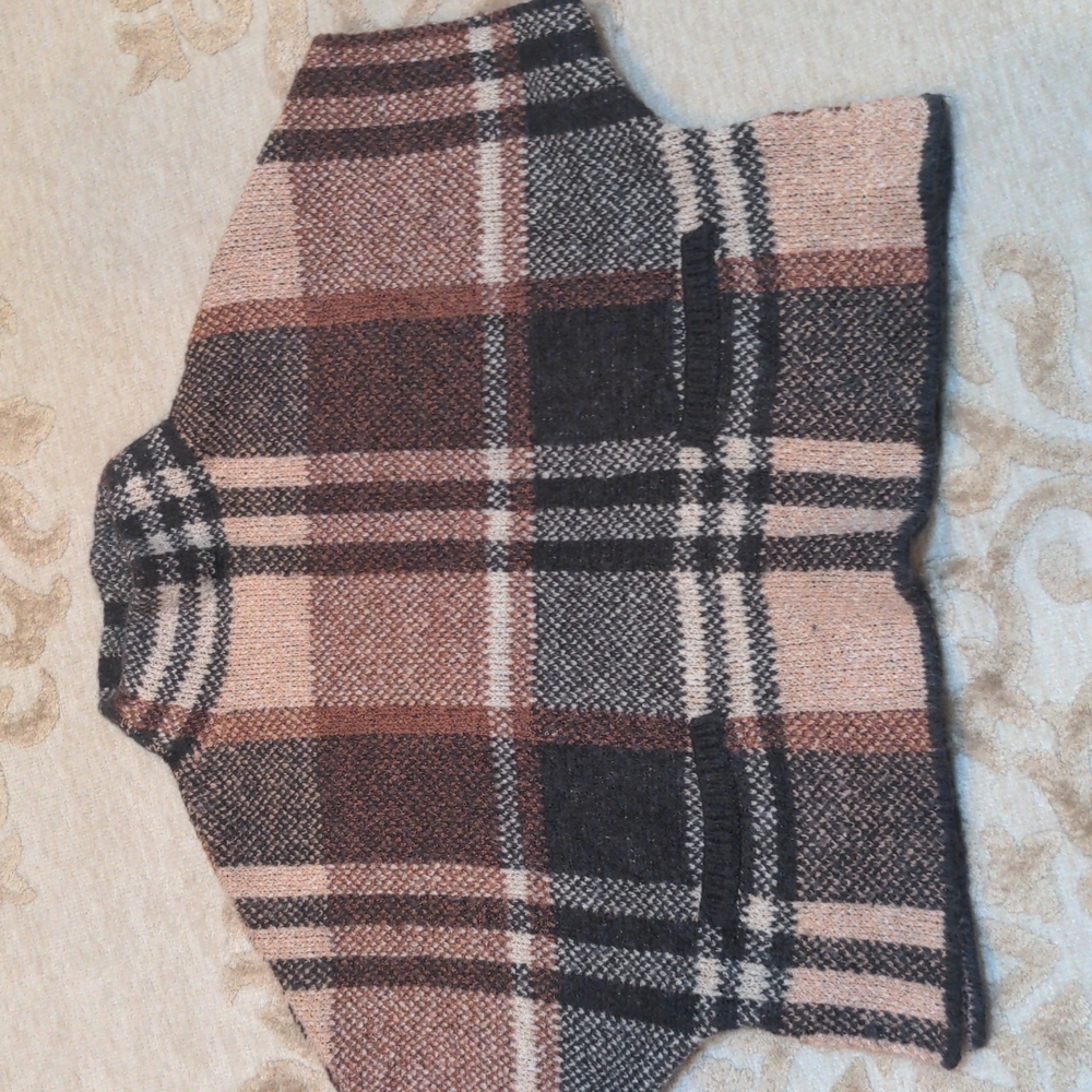 Adorable sweater cape from Zara size 2 to 3